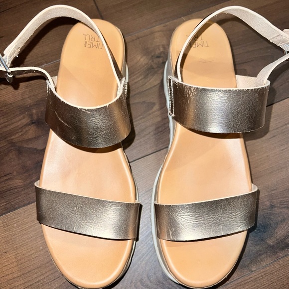 Time and Tru Rose Gold sandals - Picture 1 of 3